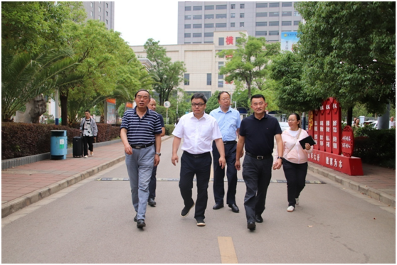 曲靖市副市长兰发文一行到曲靖工商学校调研